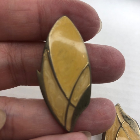 Vintage Retro Metal Enamel Clip Earrings - Picture 2 of 3